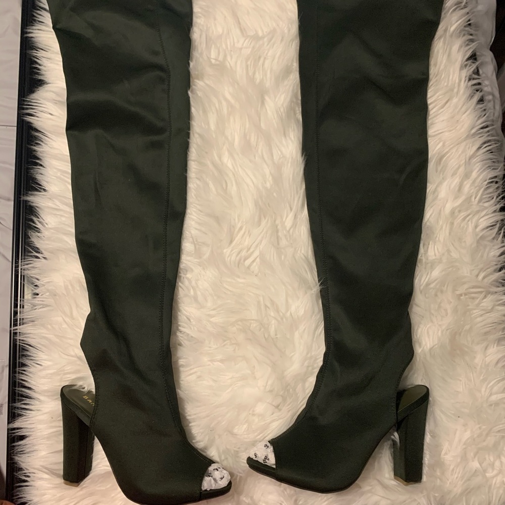 Thigh high green boots with heel Size 9